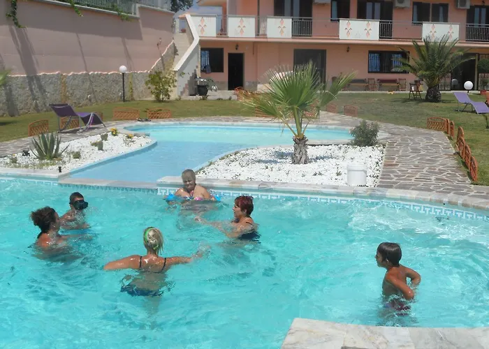 齐萌多公寓式酒店 3*